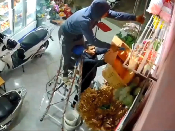 Clip: Lấy thùng carton hứng tàn lửa khi hàn xì, hai thanh niên suýt khiến cửa hàng hoa chỉ còn trong 'ký ức'