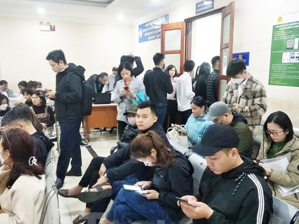 Hà Nội: Người dân chen chân làm hộ chiếu có gắn chip điện tử