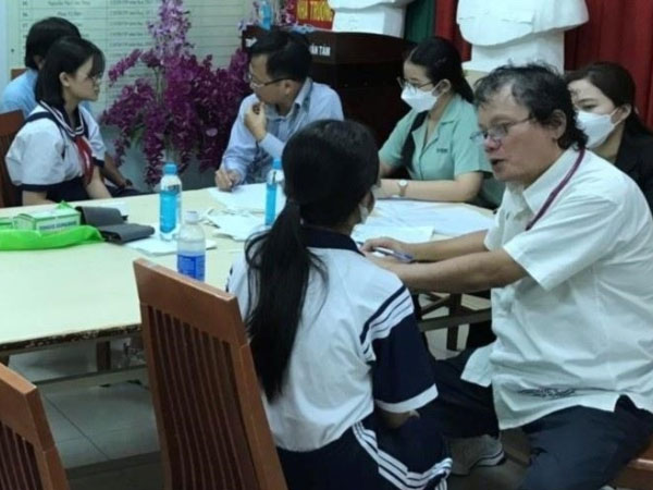 Tìm ra nguyên nhân khiến hàng trăm học sinh ở TP.HCM đồng loạt sốt, chóng mặt