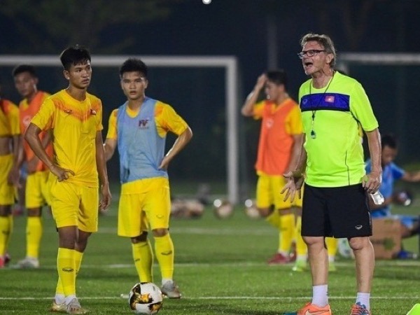 Vì sao HLV Troussier cho U23 Việt Nam tập lúc nửa đêm?