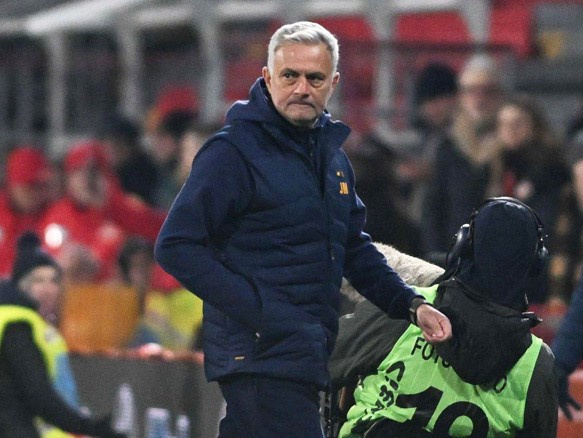 HLV Mourinho trả giá đắt sau màn xúc phạm và gây gổ trọng tài