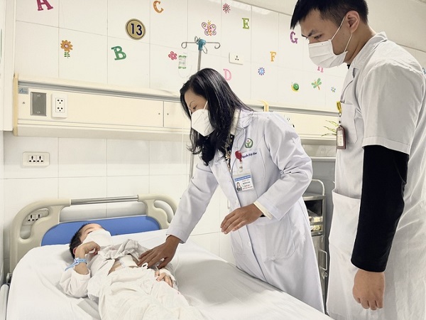 Tắc ruột do bã thức ăn, bé trai 8 tuổi phải mổ cấp cứu