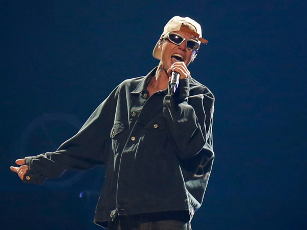 Justin Bieber hủy toàn bộ chuyến lưu diễn còn lại vì hậu chứng liệt nửa mặt