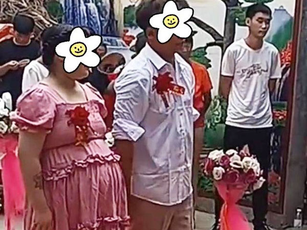Cô dâu bụng bầu vượt mặt không được nhận đồng sính lễ nào, bố mẹ ruột cũng không đến dự đám cưới