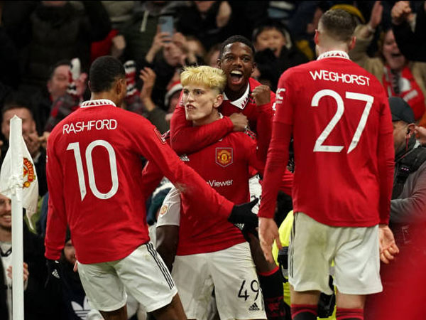 Man United ngược dòng tiến vào tứ kết FA Cup