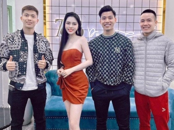 'Nàng Eva Tuyên Quang' nổi bật giữa dàn nam thần bóng đá là ai?