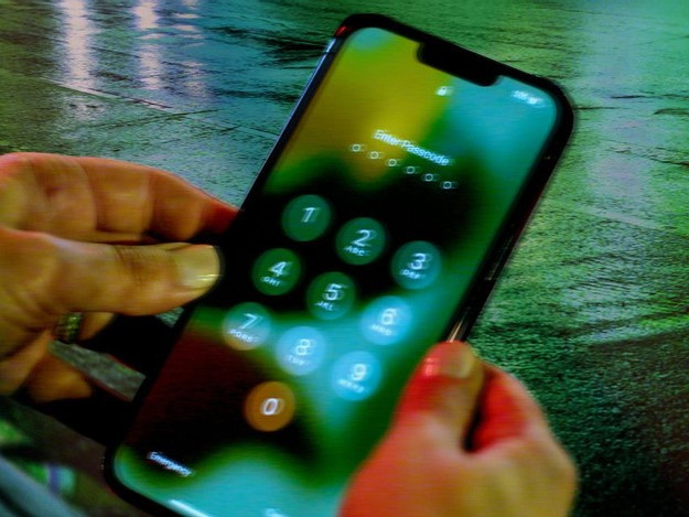 Để lộ mật khẩu iPhone, bạn có thể mất sạch tiền