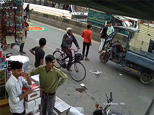 Clip: Người đi đường bỏ chạy tán loạn vì pháo hoa phát nổ như vùng chiến sự