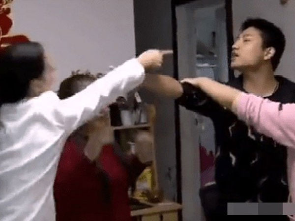 Vợ chồng nhan sắc bình thường nhưng con gái quá xinh, chồng quyết đem con 4 tuổi đi xét nghiệm ADN