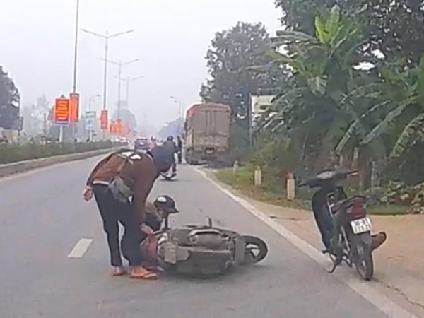 Clip: Bất lực đuổi theo tên cướp, cô gái gặp nạn trên đường