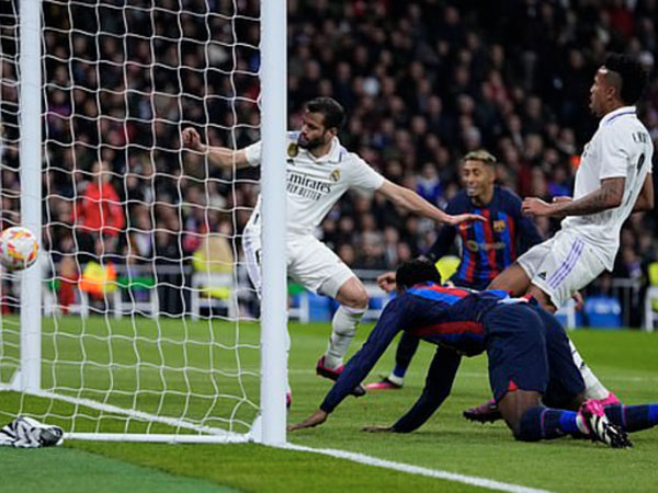 Thua đau vì bàn phản lưới, Real yếu thế trước Barca ở lượt về bán kết Cúp Nhà vua