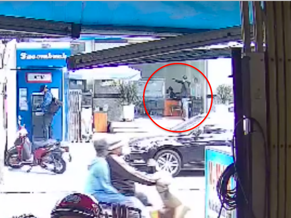 Nam thanh niên cầm vật giống súng xông vào ngân hàng ở TPHCM