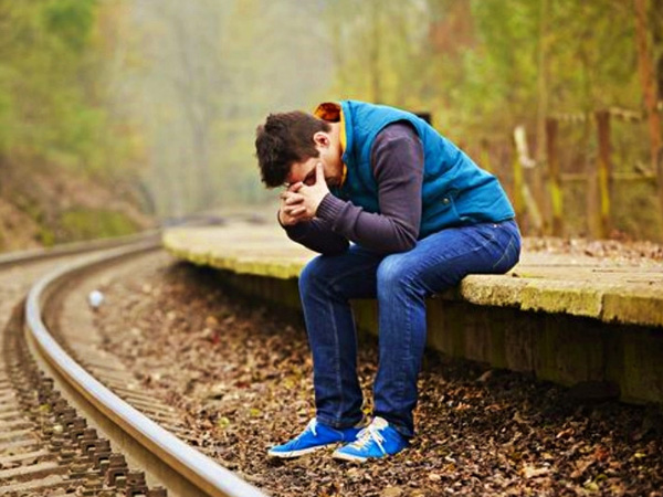 Vô tình làm rơi điện thoại, chồng phát hiện vợ ngoại tình