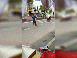 Nhảy múa sau khi say quắc cần câu, người đàn ông như tỉnh hẳn rượu sau pha can thiệp bất đắc dĩ của người đi đường