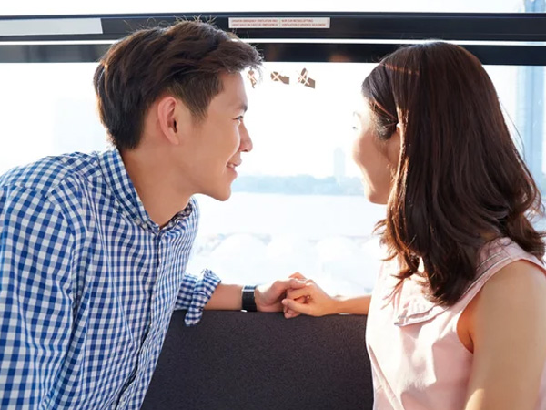 Gặp chồng ở nhà hàng, tôi nghẹn ngào khi nghe lời giới thiệu của anh