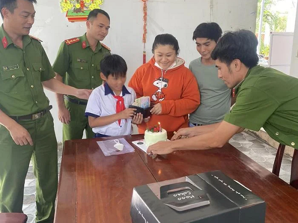 Hành động đẹp của cậu học trò lớp 4 và tiệc sinh nhật bất ngờ tại đồn công an