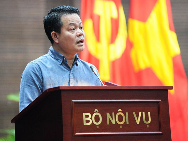 Thiếu hướng dẫn, công chức phải yêu cầu sổ hộ khẩu, sổ tạm trú để bảo vệ mình