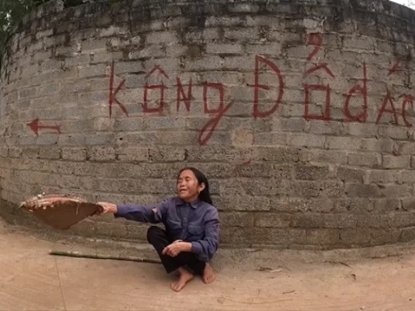 Xôn xao hình ảnh bà Tân Vlog vỡ nợ 3 tỷ, phải đi ăn xin
