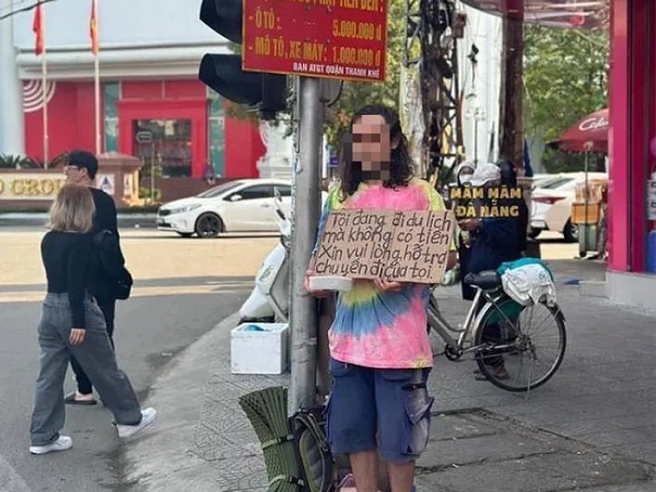Thực hư việc nam du khách người nước ngoài ở Đà Nẵng ban ngày cầm bảng xin tiền, đêm vào bar