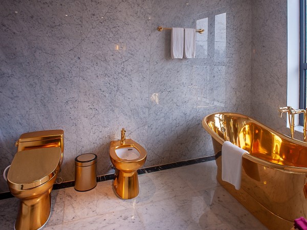 Bên trong khách sạn dát vàng cả bể bơi, toilet được rao bán 6000 tỷ đồng