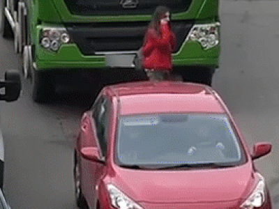 Clip: Nghe điện thoại khi sang đường, cô gái bị xe bồn cuốn vào gầm
