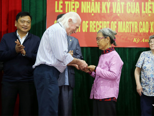 Cựu binh Mỹ trao trả nhật ký cho gia đình liệt sĩ ở Hà Tĩnh