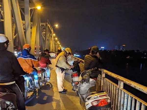 Nam thanh niên nhảy cầu Chương Dương tự tử