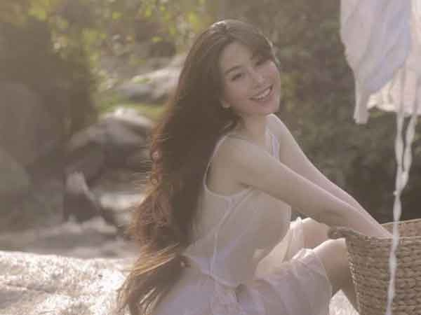 Nữ thần học đường lên báo Trung vì đường cong mượt như vẽ, diện áo mỏng như sương đón tuổi mới