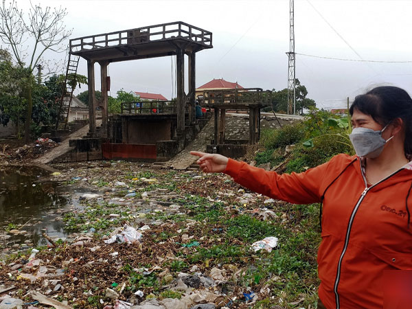 Rác ngập sông, người dân ở Ninh Bình không dám mở cửa nhà