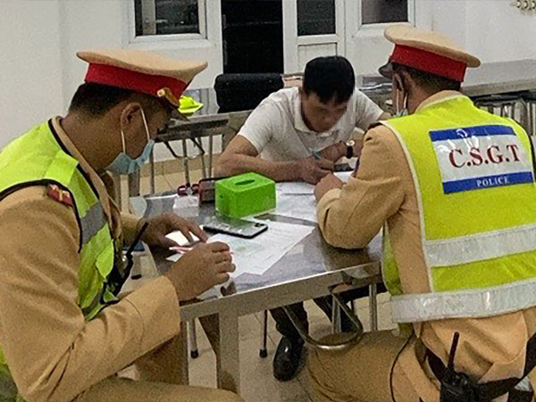 Tài xế sử dụng ma túy, lái ô tô hết hạn đăng kiểm đi trên cao tốc