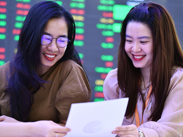 Cổ phiếu bất động sản đồng loạt tăng trần sau quy định 'gỡ' áp lực trái phiếu
