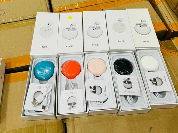 Kho hàng 100.000 sản phẩm giả mạo nhãn hiệu Samsung, Apple... do người Trung Quốc quản lý