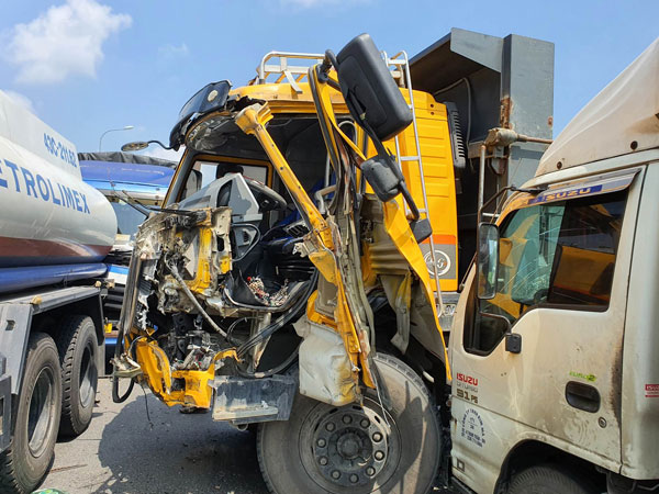 5 xe tải 'dính chùm' trong vụ tai nạn liên hoàn trên quốc lộ 1