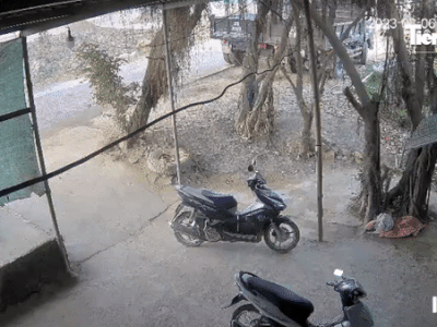 Camera ghi hình ảnh vụ xe 'hổ vồ' cán 3 mẹ con tử vong trên đường đến trường