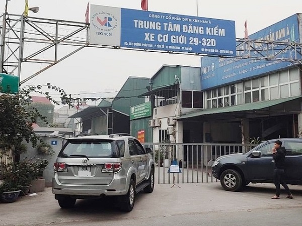 Cận cảnh trung tâm đăng kiểm tự treo biển dừng hoạt động, chủ xe khốn khổ chờ đợi