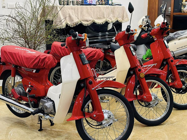 Xe máy 'cổ lỗ sĩ' cất kho, giá vẫn rao cả trăm triệu đồng