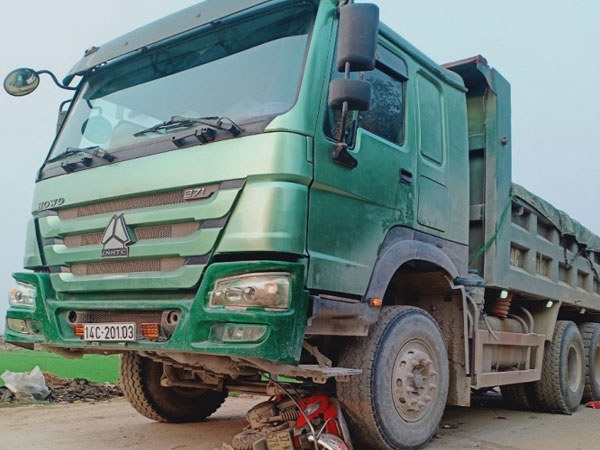 Kẹp 4 chở con đi học, 3 mẹ con bị xe tải cán tử vong, 1 nạn nhân cấp cứu trong tình trạng nguy kịch