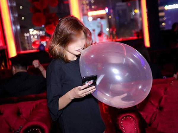 Sử dụng 'bóng cười' khi lái xe dễ gây đột tử, tâm thần