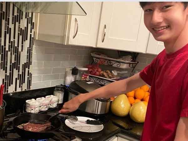 Con trai Jennifer Phạm trưởng thành giờ đẹp trai hơn cả bố Quang Dũng, đi học là thủ khoa, về nhà giỏi bếp núc