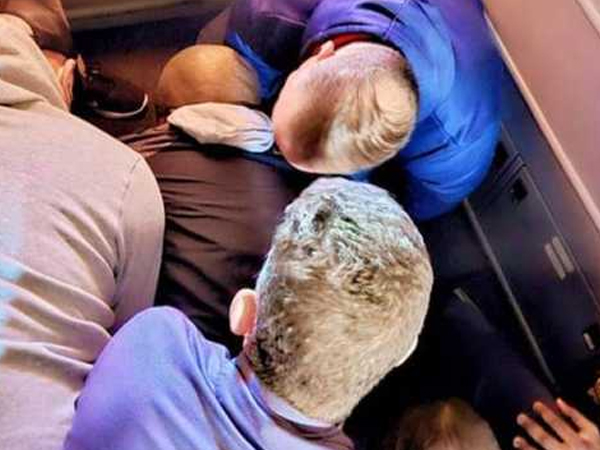 Mỹ: Mở cửa thoát hiểm, đâm tiếp viên hàng không bằng muỗng gãy