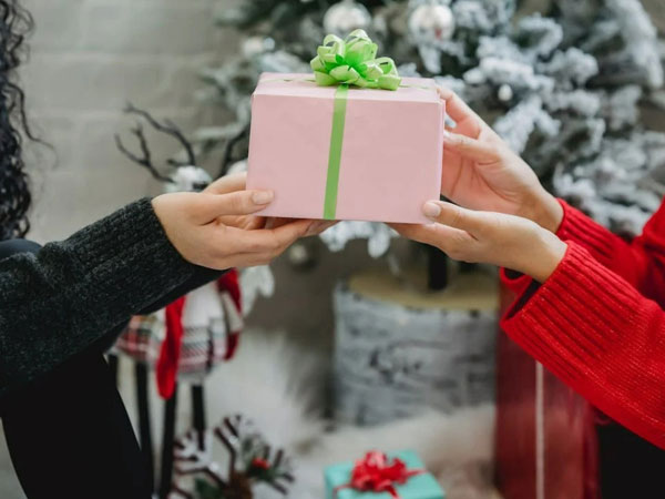 Sắp 8/3, mẹ chồng đòi tặng quà trăm triệu khiến tôi khó xử
