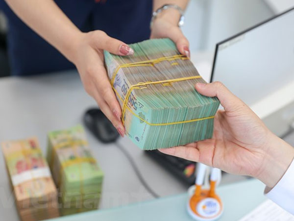 Nhiều nhà băng hạ lãi suất tiết kiệm đi kèm chiêu lách hút tiền