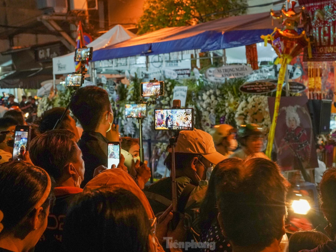 YouTuber, TikToker nhốn nháo, gây ùn tắc ở đám tang NSƯT Vũ Linh