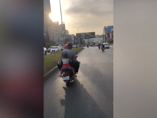'Hồi hộp' chứng kiến bé gái cố bấu víu vào người mẹ khi ngồi sau cùng trên yên xe máy