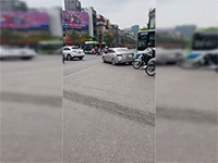 Clip: Ô tô vượt đèn đỏ, tạt đầu hàng loạt phương tiện, húc cả vào xe máy để trốn CSGT