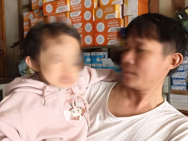 Người lớn mâu thuẫn, bé gái hơn 2 tuổi bị xịt hơi cay vào mắt