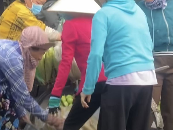 Cụ bà bán bắp bị người phụ nữ bán đậu hũ đánh túi bụi ở Bà Rịa - Vũng Tàu