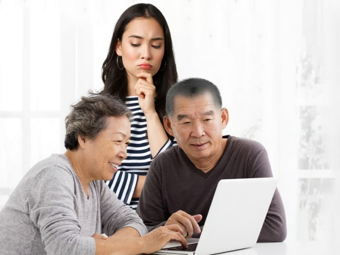 Rủ bố mẹ cùng thi sau đại học để hiểu áp lực học hành như thế nào, cô gái nhận kết quả 'đắng' khiến dân mạng cười nghiêng ngả
