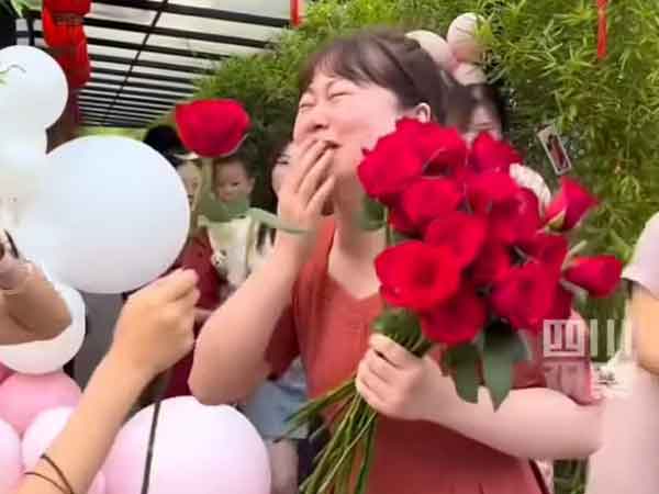 Được bạn trai cầu hôn bất ngờ, cô gái vừa khóc vừa tức vì... chưa kịp trang điểm xinh đẹp