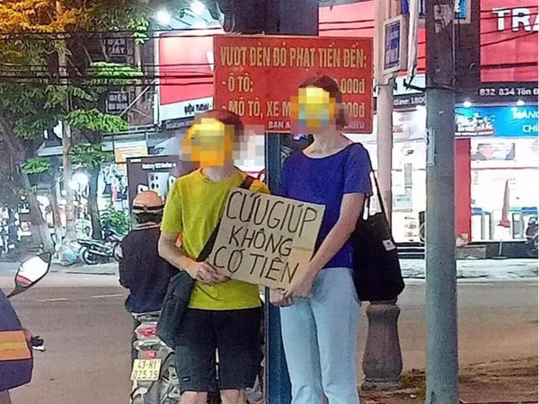Lại xuất hiện hình ảnh 2 người nước ngoài đứng trên đường phố Đà Nẵng 'xin tiền'